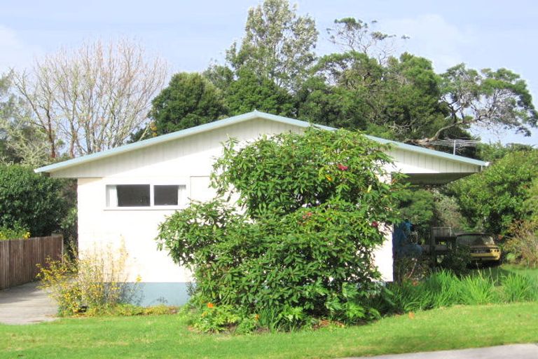 Photo of property in 3 Albatross Road, Red Beach, 0932