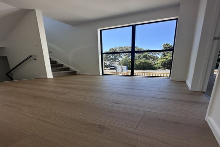 Photo of property in 1/1088 Beach Road, Torbay, Auckland, 0630