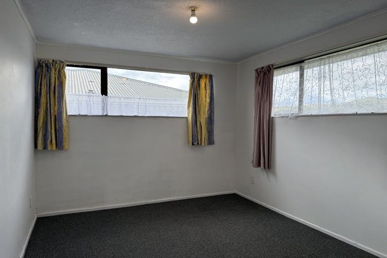 Photo of property in 10 Somerset Place, Cannons Creek, Porirua, 5024