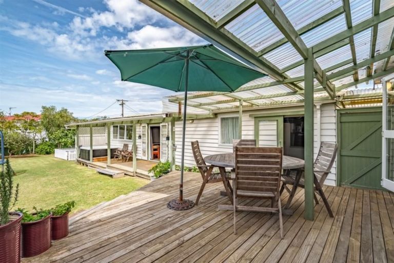 Photo of property in 17 Gladstone Road, Northcote, Auckland, 0627