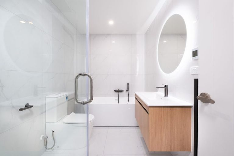 Photo of property in 37 Taipahitini Road, Rosehill, 2113