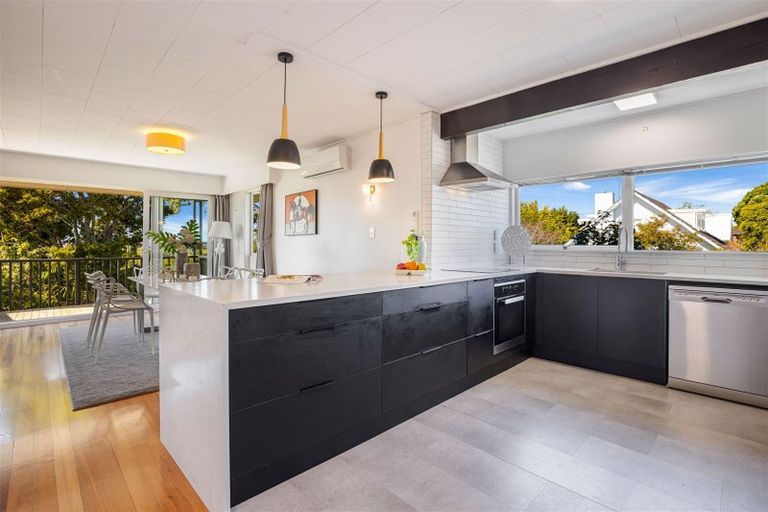 Photo of property in 94 Exmouth Road, Northcote, Auckland, 0627