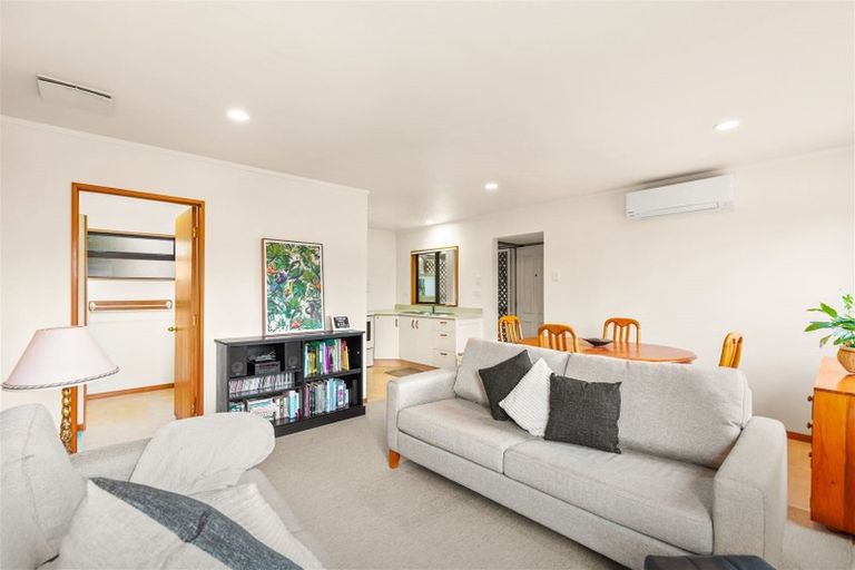 Photo of property in 102 Beach Road, Te Atatu Peninsula, Auckland, 0610
