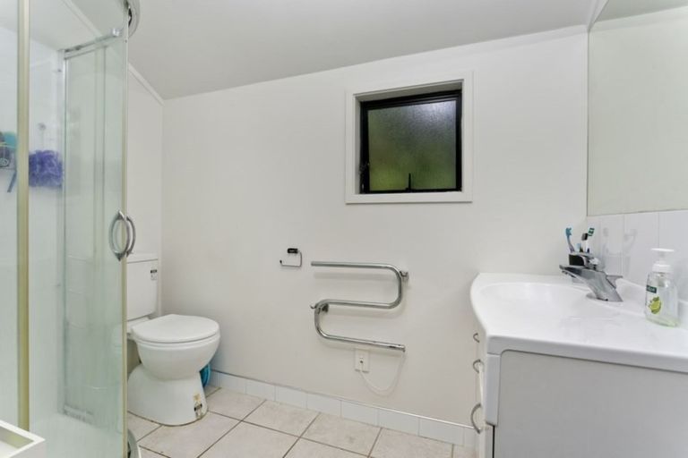 Photo of property in 10 Camilla Grove, Totara Vale, Auckland, 0629