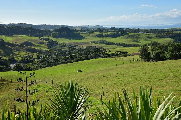 Photo of property in 21 Shine Road, South Head, Helensville, 0874