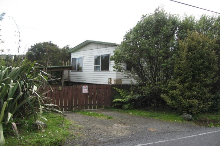 Photo of property in 5 Falls Road, Waitakere, Henderson, 0781