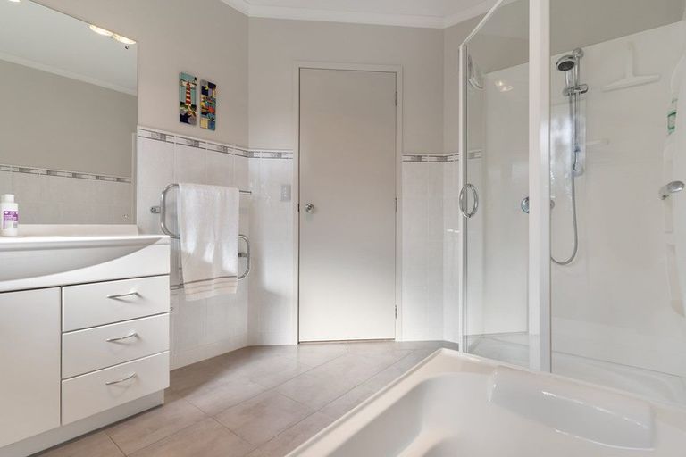 Photo of property in 11 Grovenor Drive, Orewa, 0931