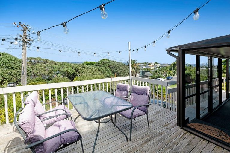 Photo of property in 25a Tindalls Bay Road, Tindalls Beach, Whangaparaoa, 0930