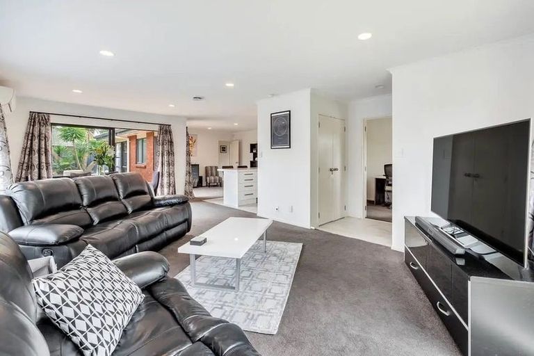 Photo of property in 23 Croftview Road, Wattle Downs, Auckland, 2103