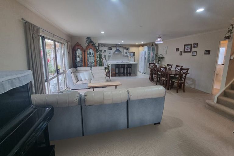 Photo of property in 4 Oswald Close, Flat Bush, Auckland, 2016