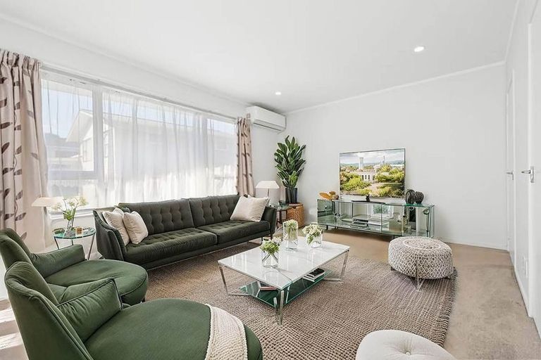 Photo of property in 1/112 Gossamer Drive, Pakuranga Heights, Auckland, 2010