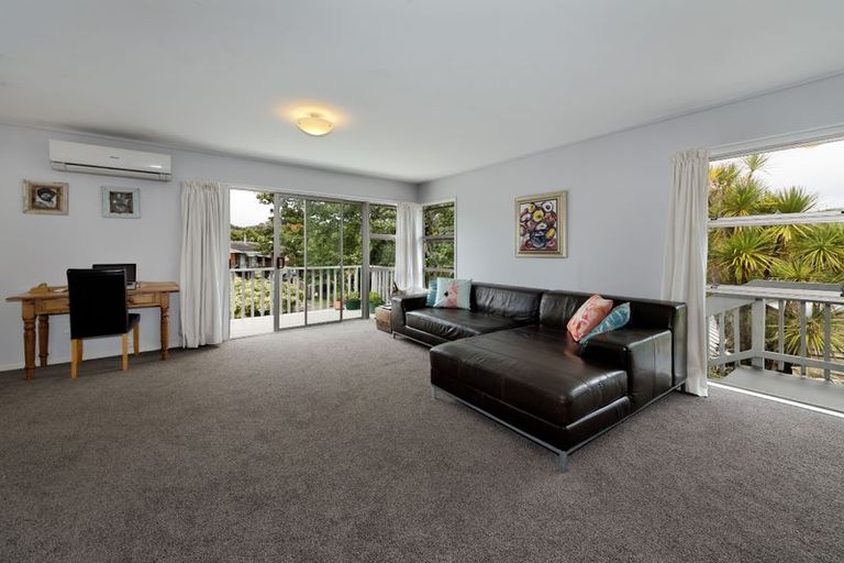 Photo of property in 13 Easter Parade, Glen Eden, Auckland, 0602