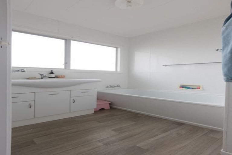Photo of property in 5 Poharama Place, Marfell, New Plymouth, 4310