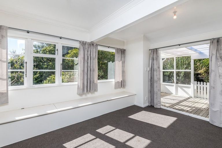 Photo of property in 11 Miles Crescent, Newlands, Wellington, 6037