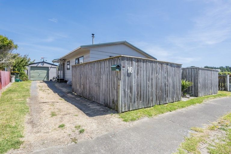 Photo of property in 16 Cousins Avenue East, Foxton Beach, Foxton, 4815