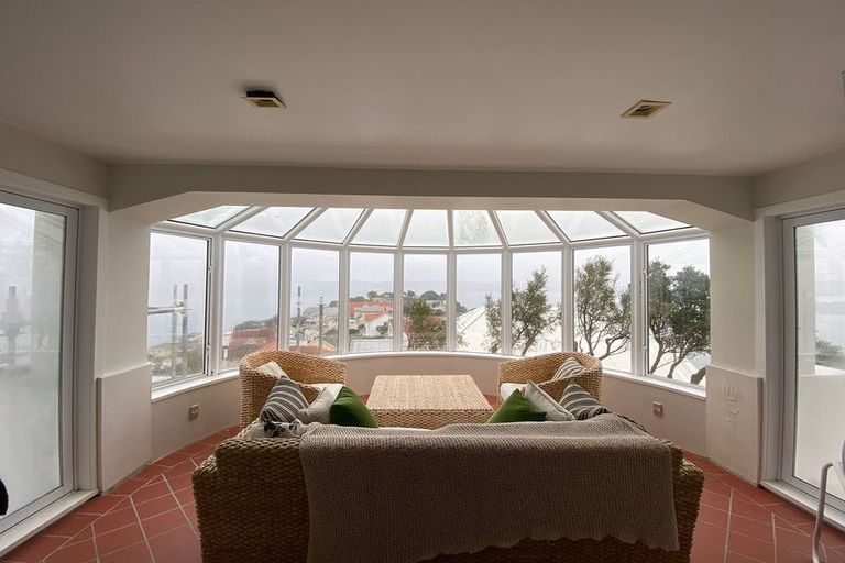 Photo of property in 2 Palliser Road, Roseneath, Wellington, 6011