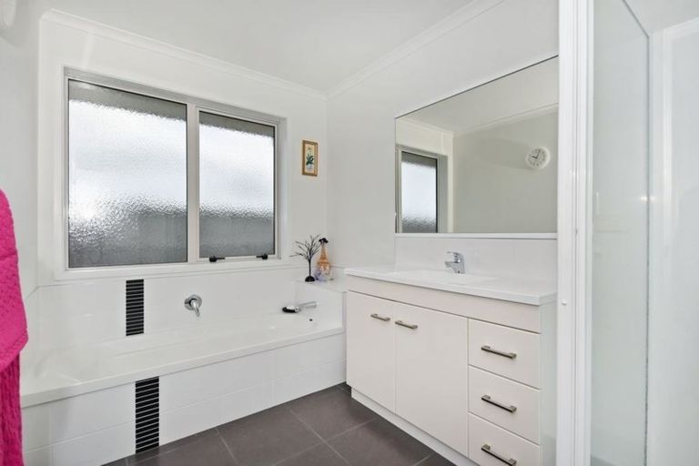 Photo of property in 14 O'farrell Drive, One Tree Point, 0118