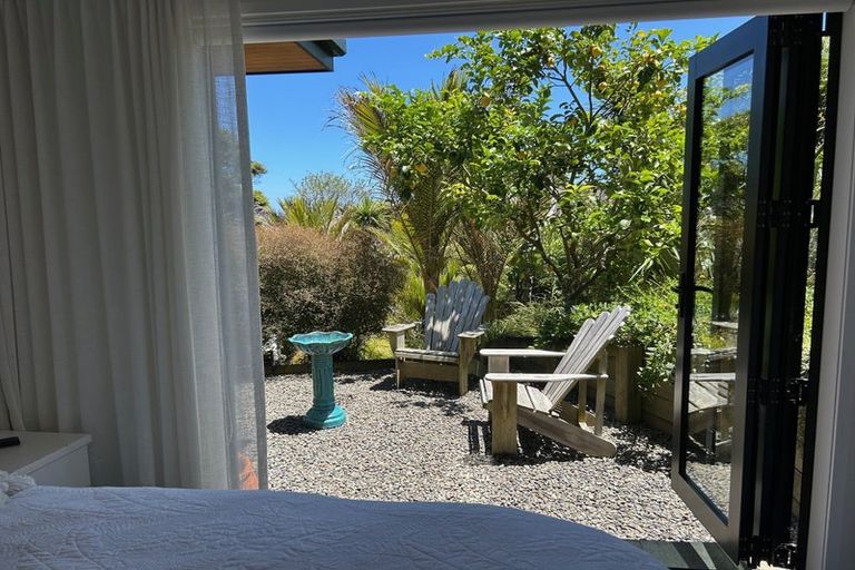 Photo of property in 2 Piha Road, Piha, 0772