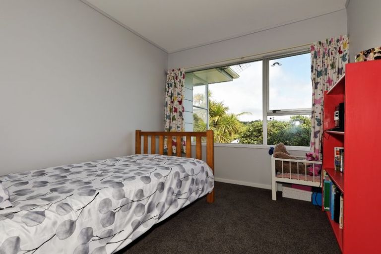 Photo of property in 13 Easter Parade, Glen Eden, Auckland, 0602