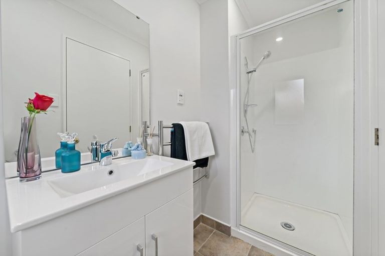 Photo of property in 10 Taatahi Street, Weymouth, Auckland, 2103