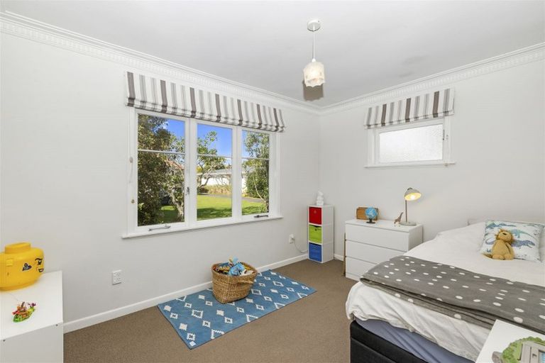 Photo of property in 1/2 Yeovil Road, Te Atatu Peninsula, Auckland, 0610
