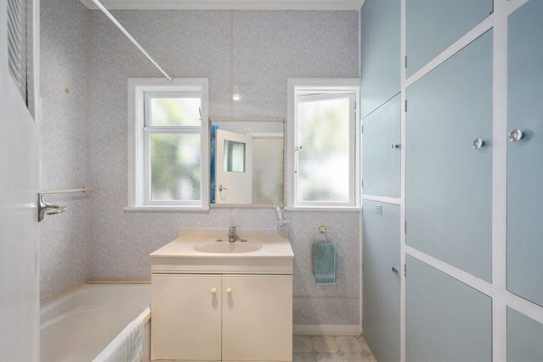 Photo of property in 188 Breaker Bay Road, Breaker Bay, Wellington, 6022