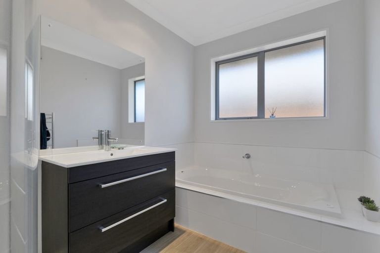 Photo of property in 9 Walnut Way, Rangiora, 7400