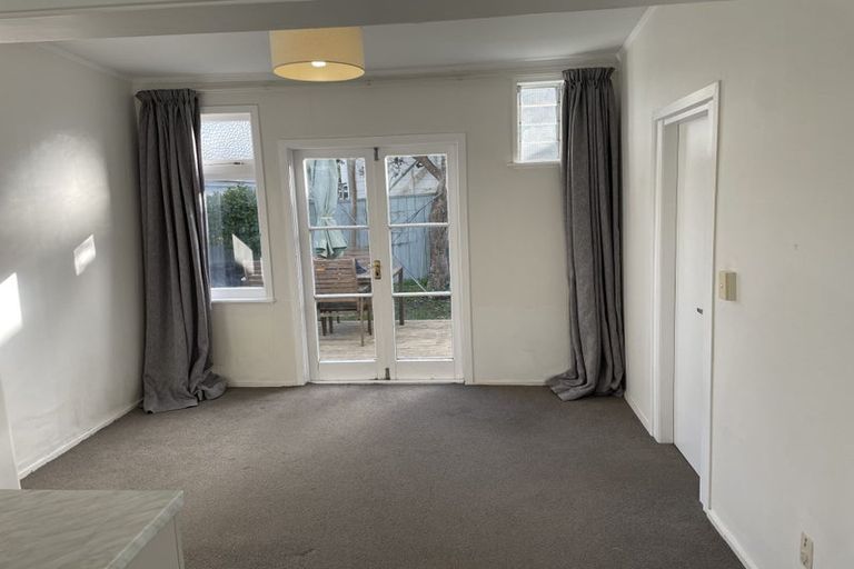 Photo of property in 18 Porritt Avenue, Mount Victoria, Wellington, 6011