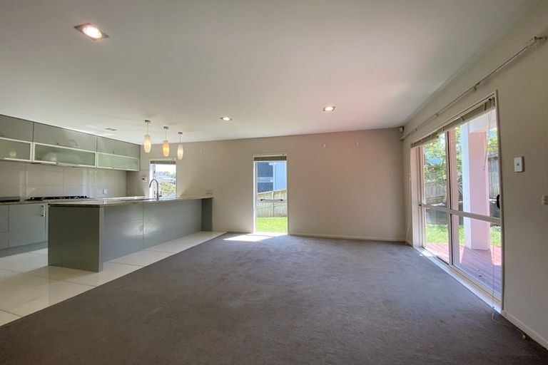 Photo of property in 11 Lakeridge Close, Northcross, Auckland, 0632