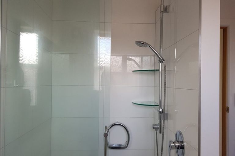 Photo of property in 2/37 Shakespeare Road, Milford, Auckland, 0620