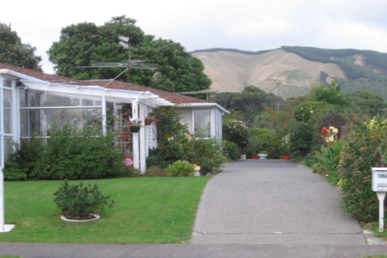 Photo of property in 18 Rewarewa Crescent, Waikanae, 5036