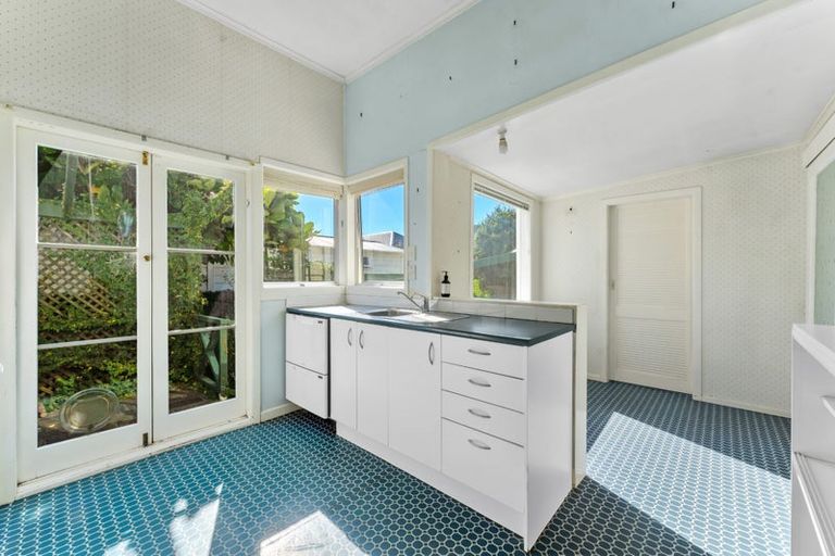 Photo of property in 3 Frieston Road, Milford, Auckland, 0620