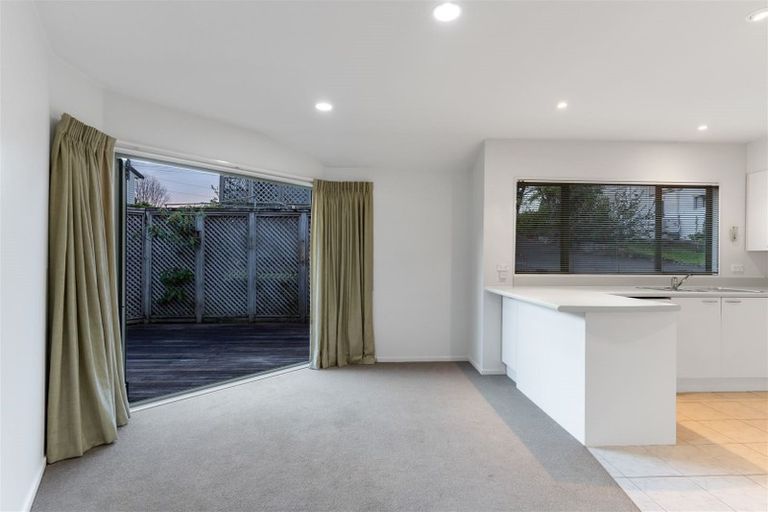 Photo of property in 1/51 Pupuke Road, Birkenhead, Auckland, 0627