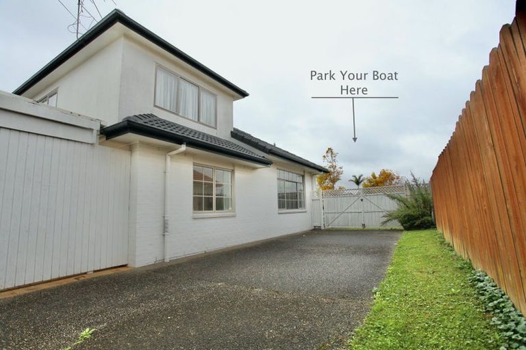 Photo of property in 7 Corta Bella Place, Golflands, Auckland, 2013
