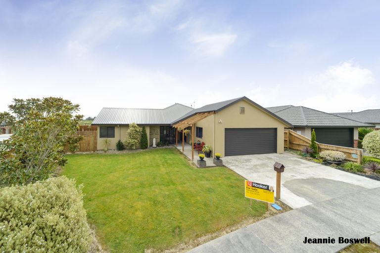 Photo of property in 5 Ron Place, Fitzherbert, Palmerston North, 4410