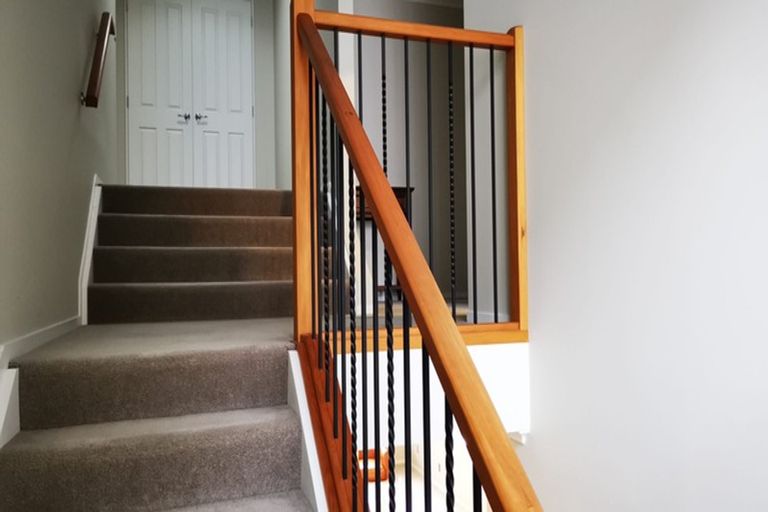 Photo of property in 34 Namsan Close, Fairview Heights, Auckland, 0632