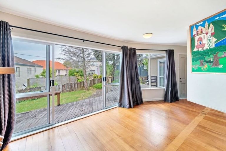 Photo of property in 2/64 Browns Bay Road, Rothesay Bay, Auckland, 0630