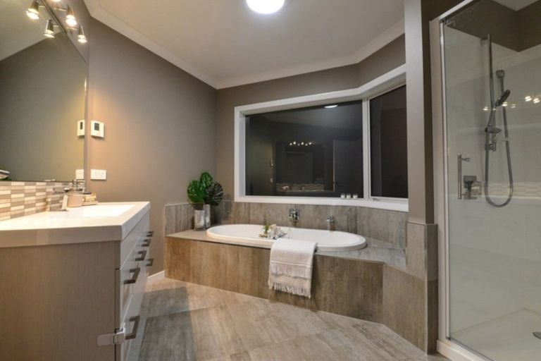 Photo of property in 2 Amokura Crescent, Flagstaff, Hamilton, 3210