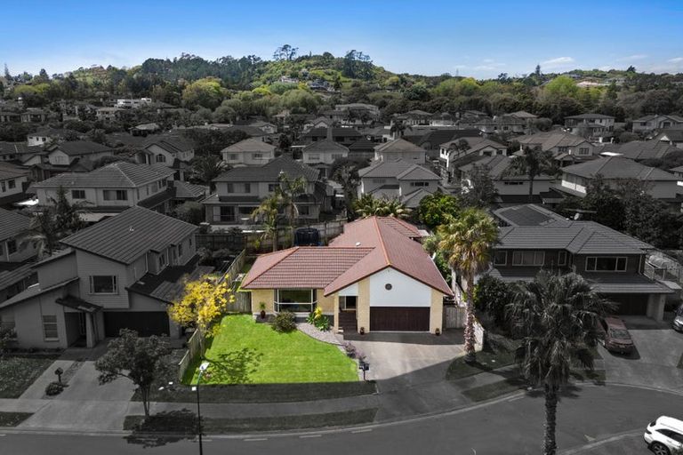 Photo of property in 16 Fernloche Place, Flat Bush, Auckland, 2016