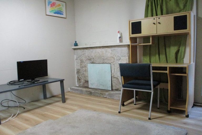 Photo of property in 22 Mountain Road, Henderson Valley, Auckland, 0612