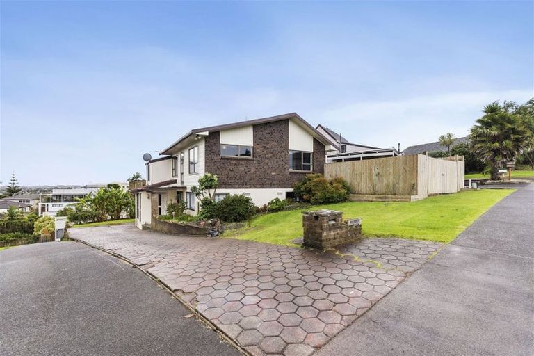Photo of property in 1/15 Gwenand Place, Botany Downs, Auckland, 2010