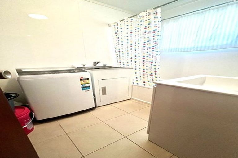 Photo of property in 4/318 Te Atatu Road, Te Atatu South, Auckland, 0610