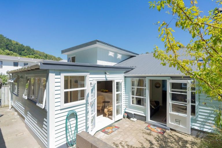 Photo of property in 71 Muritai Road, Eastbourne, Lower Hutt, 5013