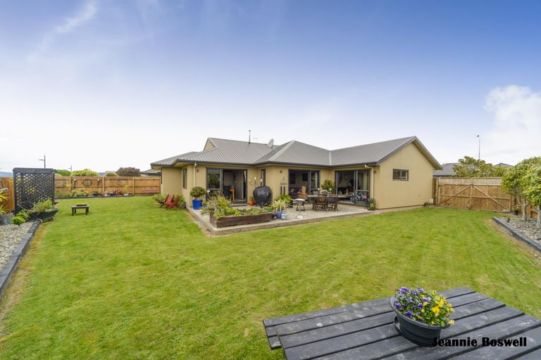 Photo of property in 5 Ron Place, Fitzherbert, Palmerston North, 4410