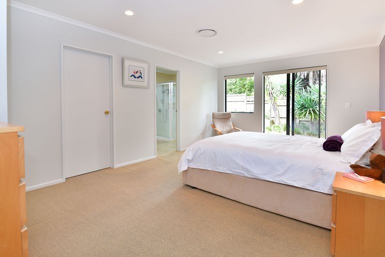 Photo of property in 15 Dorchester Place, Orewa, 0931