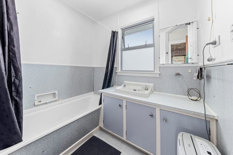 Photo of property in 13 Parris Street, Waitara, 4320