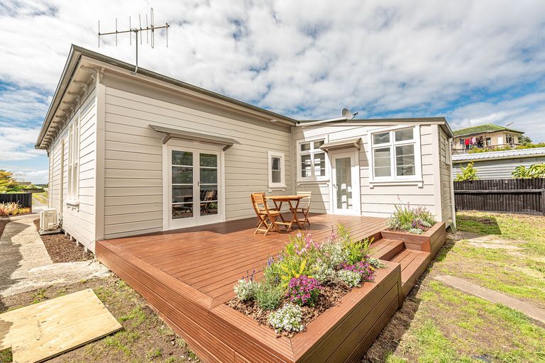 Photo of property in 2 Alma Road, Gonville, Whanganui, 4501