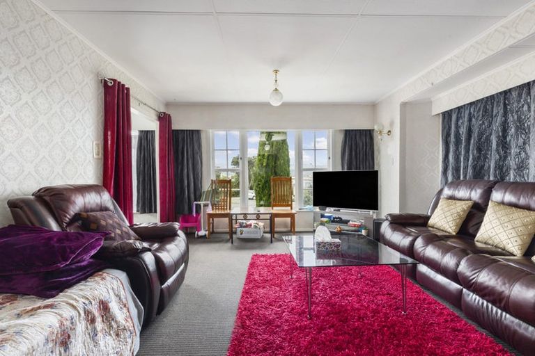 Photo of property in 19 Akaroa Drive, Maupuia, Wellington, 6022