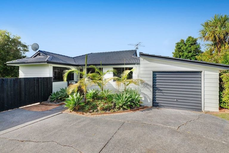 Photo of property in 5 Sevilla Place, Unsworth Heights, Auckland, 0632