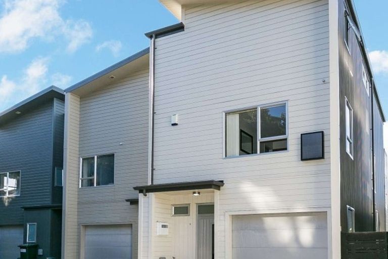 Photo of property in 2/3 Severn Street, Island Bay, Wellington, 6023